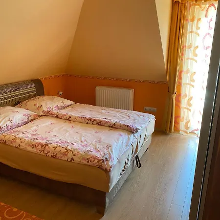 Panka Vendeghaz Emeleti Apartmán *