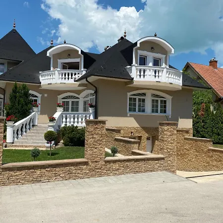 Panka Vendeghaz Emeleti Apartmán *